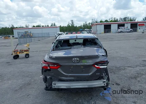2021 Toyota Camry Se z USA, uszkodzony, nr VIN 4T1G11AK4MU511643